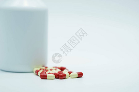 抗生素胶囊丸与空白标签瓶在白色背景与复制空间图片