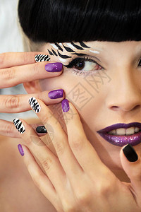 指甲上的条纹印和女模特的化妆品图片