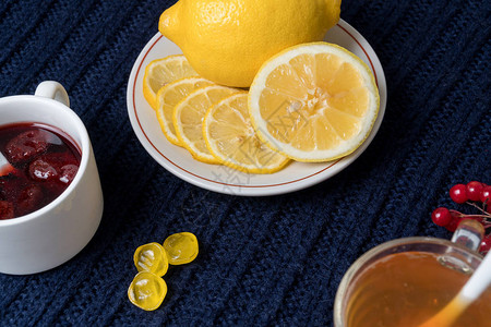 用柠檬平板和温度计果酱和浆果茶叶的静止生命图片
