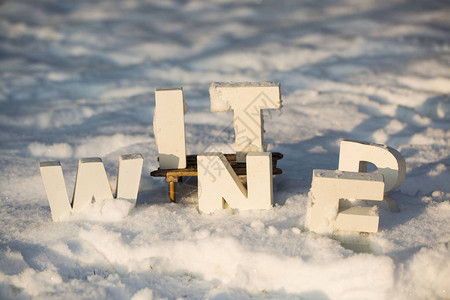 冬天雪橇上的字母图片