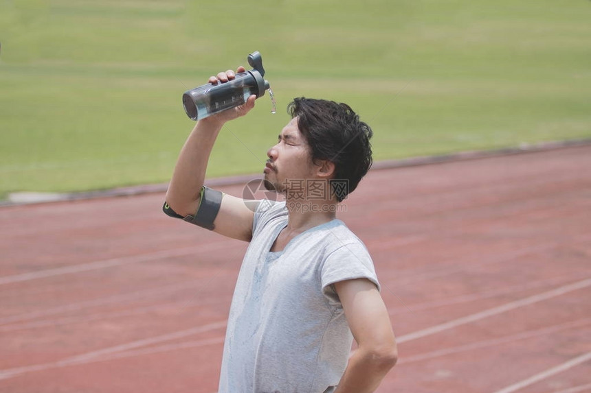 健康健康的亚洲年轻健身男子在体育场赛跑图片