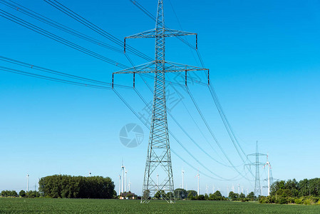高压输电线铁塔和输电线路背景图片
