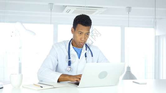 非裔美国医生在医院笔图片