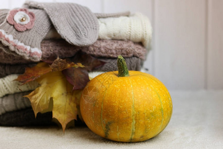堆栈的毛衣针织秋季概念图片