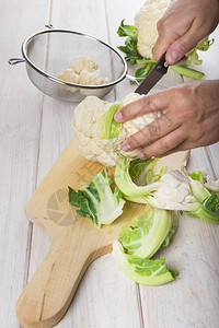 厨师准备和清洗要煮熟的花椰菜图片