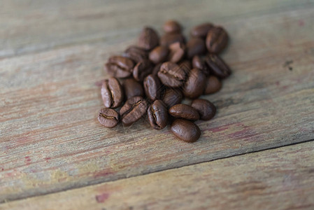 咖啡豆和烤咖啡豆在咖啡馆或咖啡店的木桌上图片