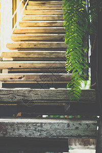 户外复古风格设计的木制楼梯图片