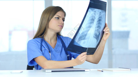 重度女医生检查病人肺图片