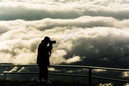 黑双影摄师与山雾相伴的图片