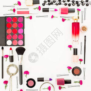 白色背景的有化妆品口红指甲油和饰品的女装桌子背景图片