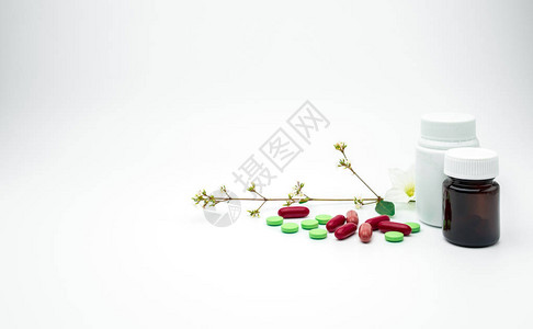 红色绿色维生素和补充剂片和胶囊丸高清图片