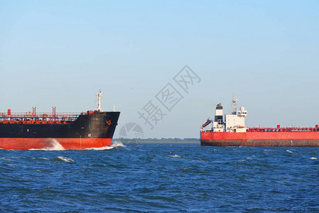 两艘货轮在蓝海中航行靠近荷兰Vlis图片