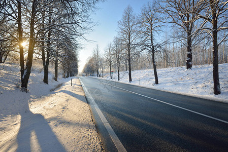 寒冬高速公路在阳光明媚的白天图片