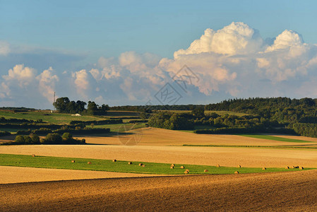 法国收割地里的干草捆图片