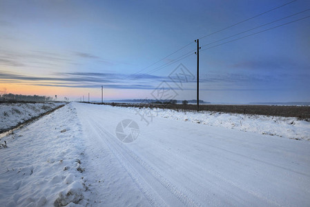 乡边公路冬季日落下雪日落下图片