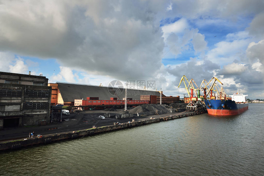 在文茨皮尔斯自由港装载煤炭的图片
