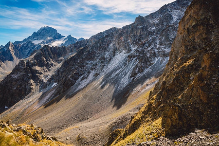 高山景观与草山峰图片