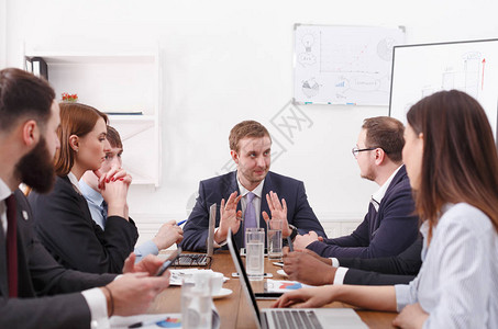 业务团队会议与老板报告协议进行财务计划的情感讨论白图片