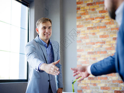 男握手自信的商人彼此握手近距离的商人在正式上任时穿着正规图片
