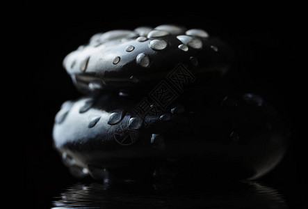 黑子卵石上的水滴斯图片