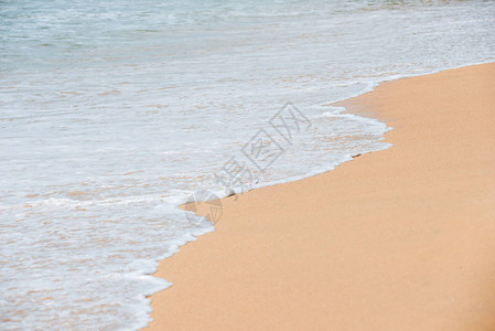 美丽的沙滩和海浪与白色泡沫图片