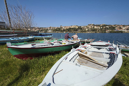 意大利西里梅西纳甘济里湖渔民和背景图片