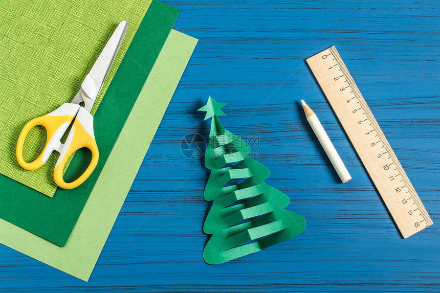 用纸制作3D圣诞树原创儿童艺术项目DIY概念一步的照片说明Step6完成图片