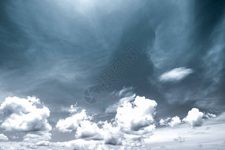 天空和云彩背景的黑白场面图片