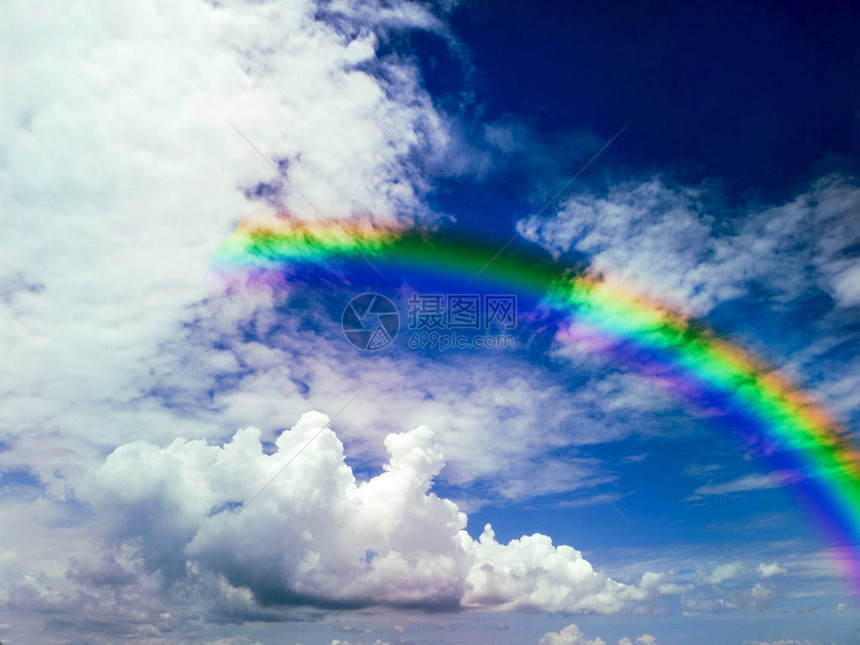 雨后的彩虹堆云和清澈的蓝天图片