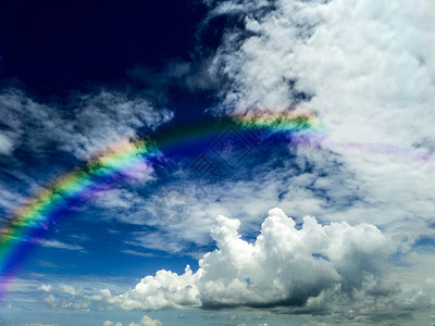 雨后的彩虹堆云和清澈的蓝天图片
