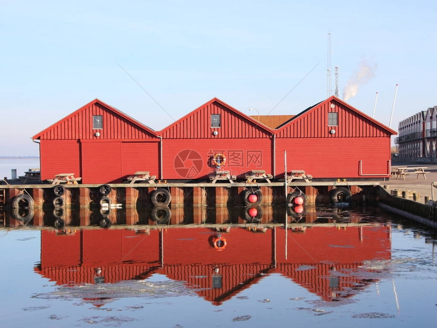 冬季的红渔民建筑对图片
