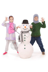 白底带围巾和帽子的雪人图片