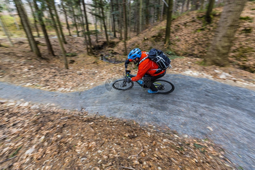 山地自行车骑自行车在早春山林景观男子骑自行车MTB耐力赛流径赛道图片