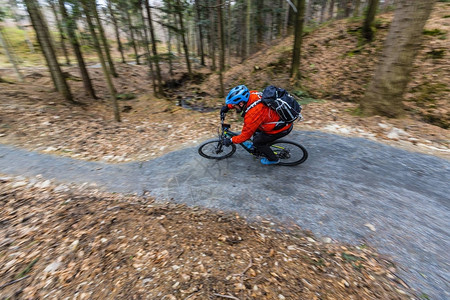 山地自行车骑自行车在早春山林景观男子骑自行车MTB耐力赛流径赛道图片