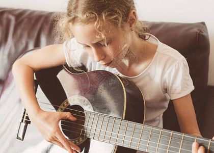 小女孩学会弹吉他图片