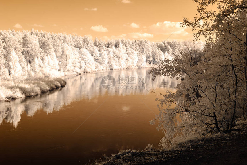 位于拉脱维亚瓦尔梅亚拉托维亚的高贾河边旅游小道图片