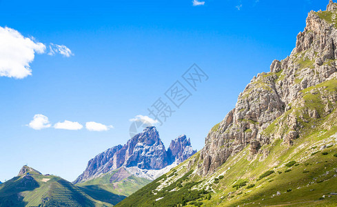 多洛米提山区意大利阳光明媚的一天背景图片