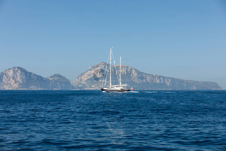 卡普里岛是意大利一个以高岩石闻名的景色奢华和非凡的地方这座岛图片