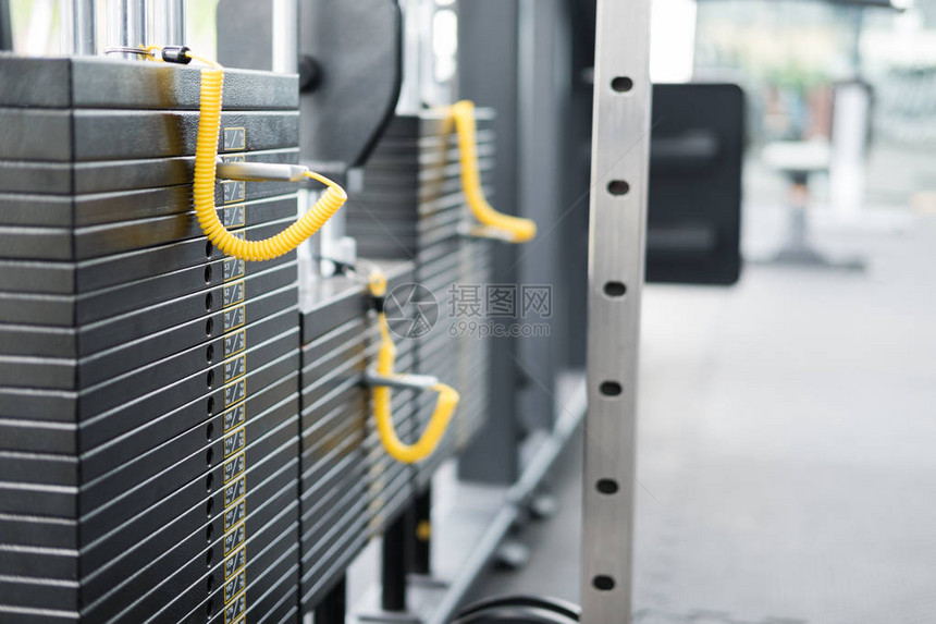健身设施中心健身房内部配备有氧运动锻炼和健美运动训练设备图片