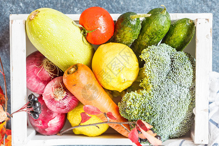 秋季蔬菜配白色木盒收获素食餐概念图片