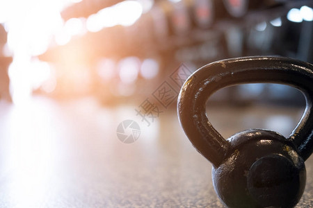 健身房里的黑色金属重量健身俱乐部的壶铃健身训练健康图片