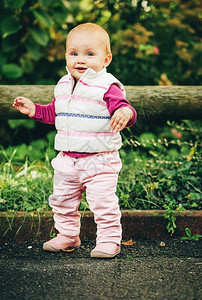 912个月的可爱女婴在公园玩耍时身穿白色体温图片
