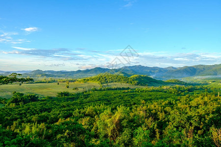 蓝天白云的乡村景色在山的美丽的夏天风景日出图片