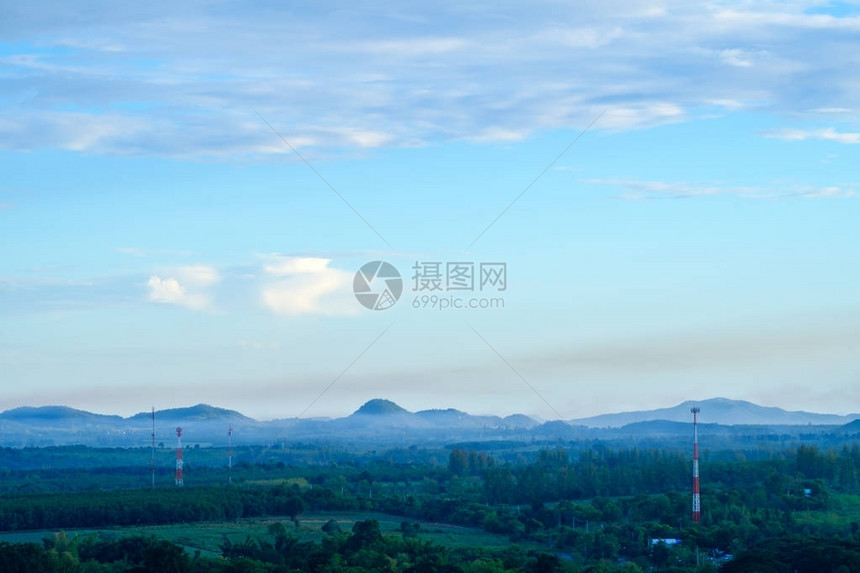 蓝天白云的乡村景色在山的美丽的夏天风景日出图片