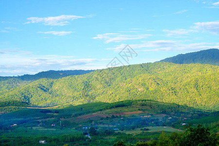 蓝天白云的乡村景色在山的美丽的夏天风景日出图片