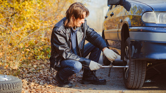 用轮胎维修和损坏的汽车轮胎修理图片