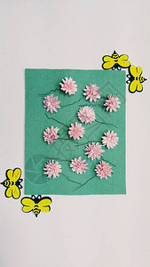 粉红花和蜜蜂用于明信图片