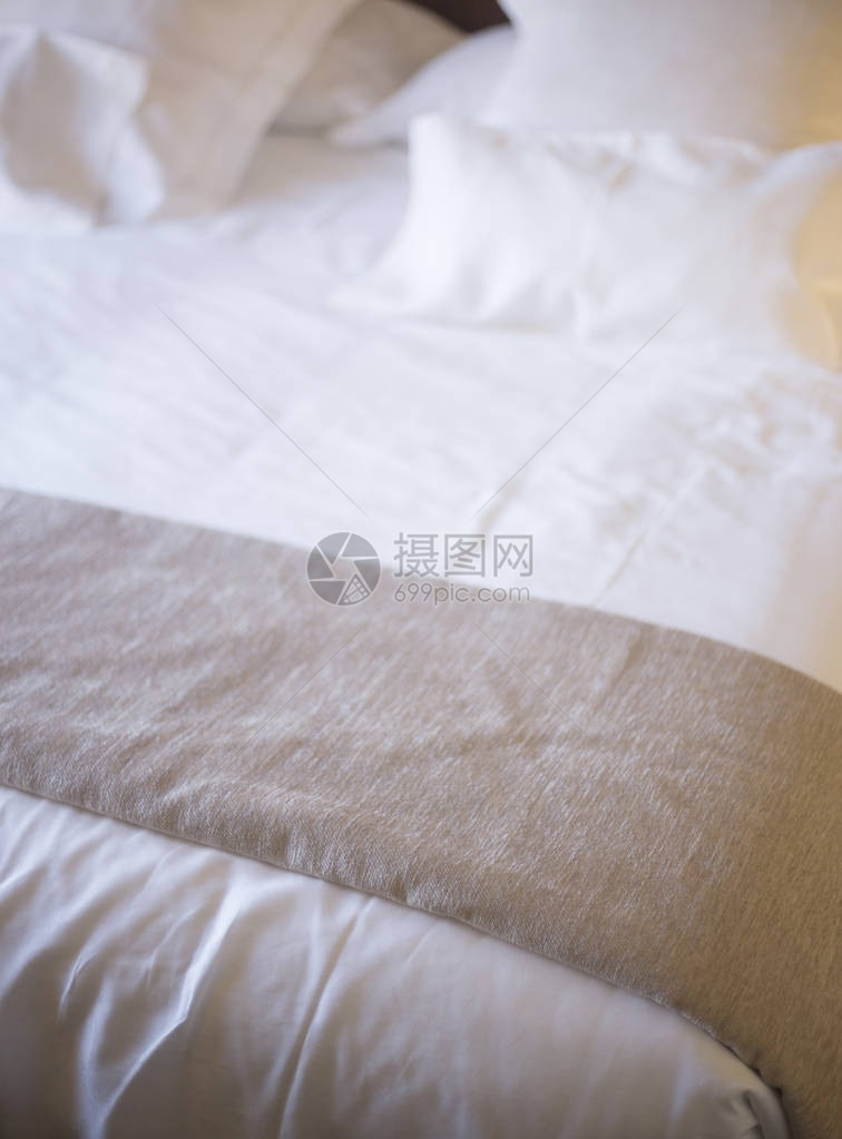 豪华酒店卧室床干净的铁整齐的棉布和枕头图片