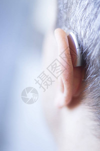 耳聋和听力困难患者耳聋助听器的现图片