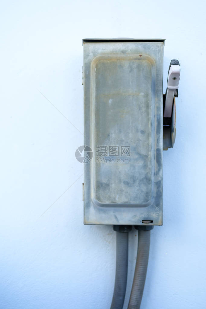 旧生锈户外金属断路器箱控制高压柜墙上旧脏电箱图片